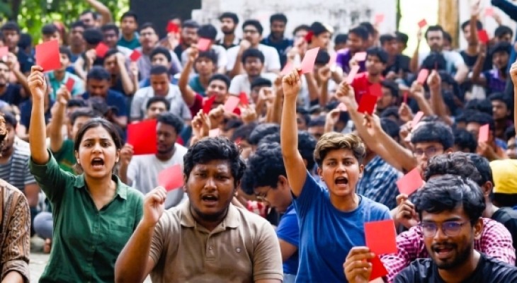 পঞ্চম দিনেও অচল চুয়েট,নতুন উপাচার্যকে লাল কার্ড প্রদর্শন